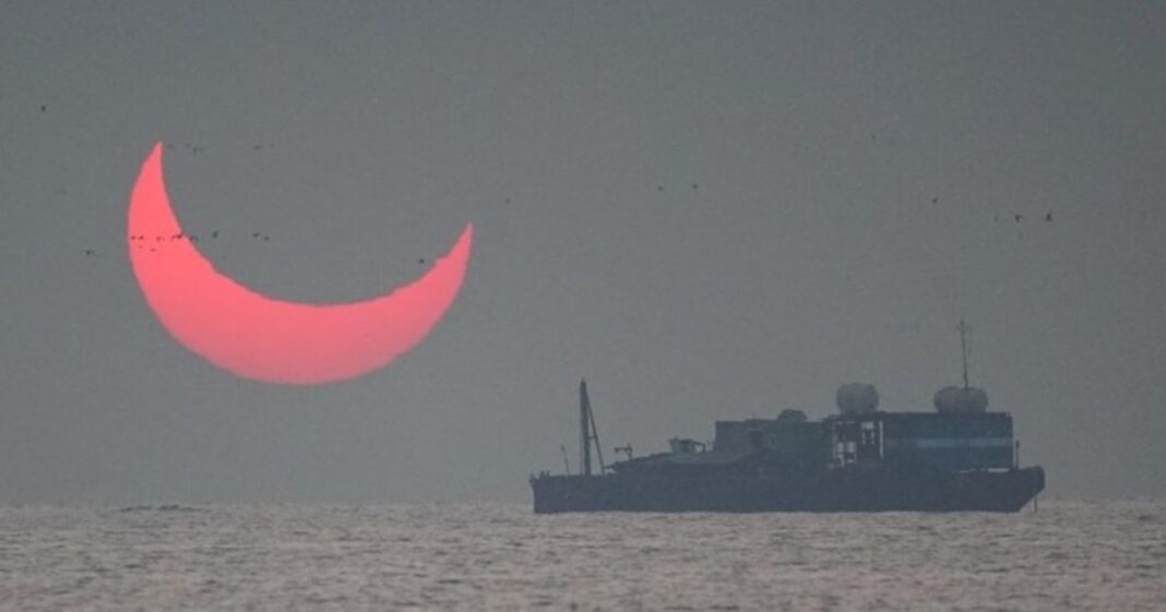 Mapa de la región del Golfo Pérsico con banderas de Irán y Estados Unidos.